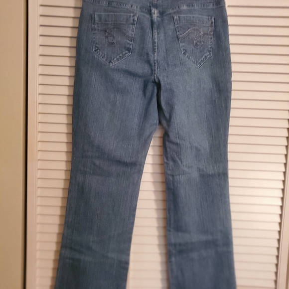 Women Relaxed Jeans - Picture 3 of 3